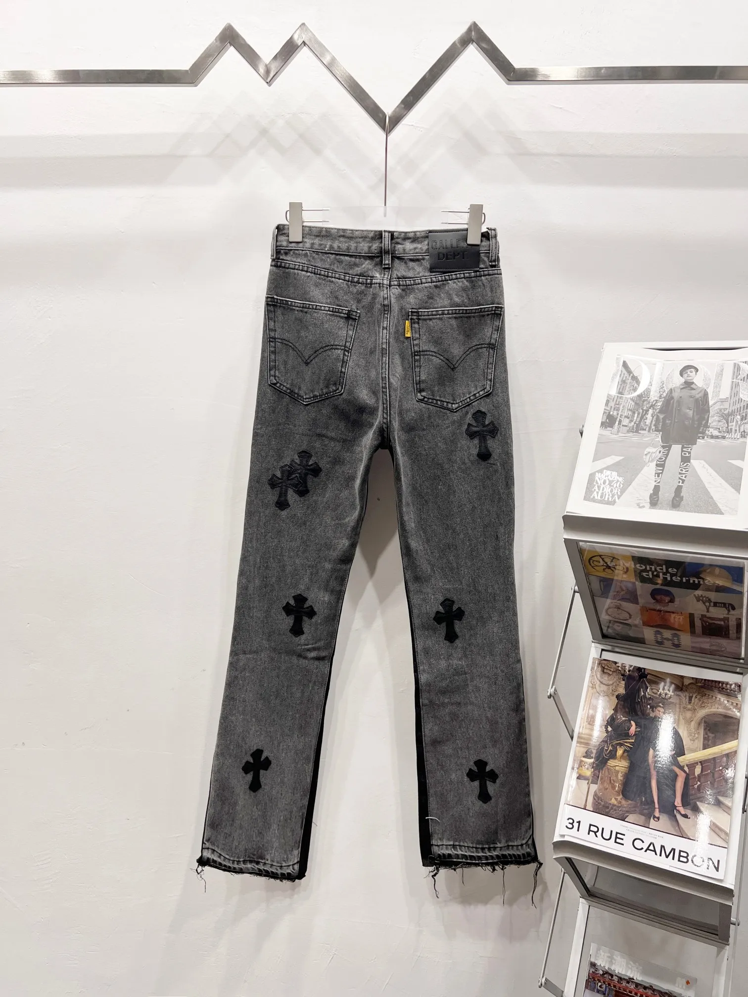 P250 Style No.: (c064) GALLERY DEPT & Chrome hearts Spliced cross loose washed flared jeans to truly restore the ultimate vintage texture. The original hardware accessories, washed and other elevators, QR code analysis are all purchased from the original factory, with a high degree of restoration. You are welcome to compare with a certain product ~ Three-dimensional version Loose and comfortable, not picky about the body shape, taller and slimmer, factory Seiko, original quality control, same style for men and women, can be matched with couples, versatile recommendation Jeans that are a must-have for all seasons. Trendy people have been disappointed. From the quality selection of fabrics, the tailoring of details, and the matching of patterns, they are all impeccable! The upper body is so handsome when worn...it can be easily worn by men, women and children! The craftsmanship uses heavy-duty washed pure cotton denim fabric. After washing, it is soft and thick. It is very stylish when worn on the body. Size: 28, 30, 32, 34, 36 (S-XXL) Color: Stitching